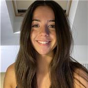 Chica joven enseña matemáticas y lengua desde primaria hasta la ESO